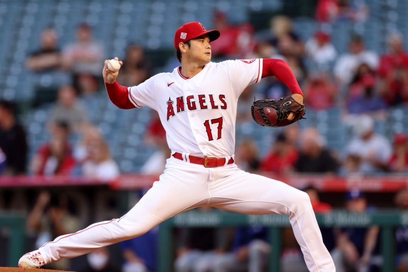 Shohei Ohtani đang ném bóng Shohei Ohtani đang ném bóng